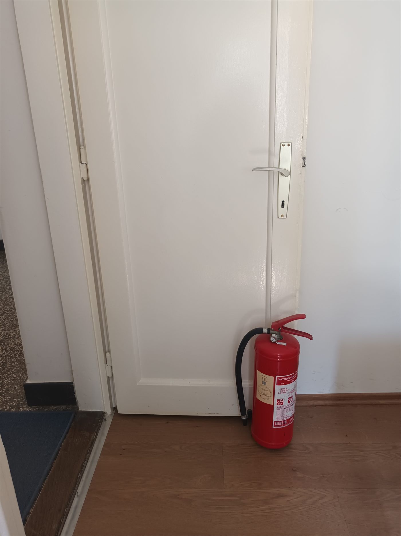 Ručni aparat za gašenje požara postavljen na neprikladan način