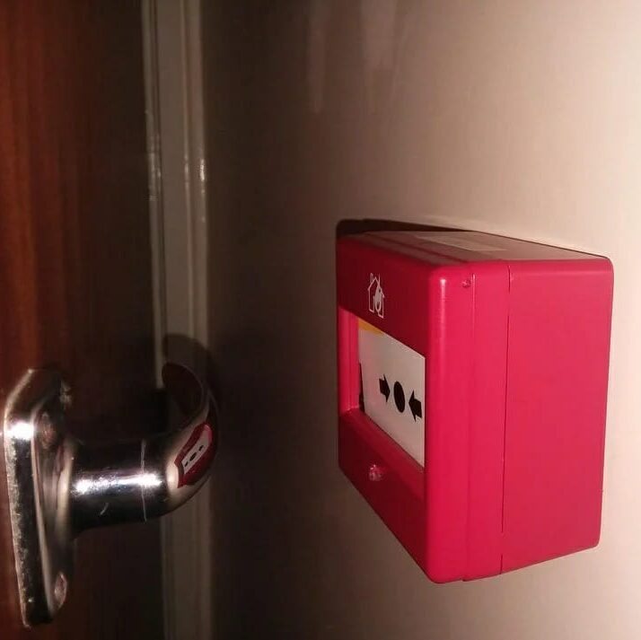 Ručni javljač požara djelomično blokiran vratima